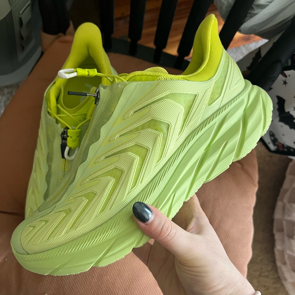 HOKAS woman’s NWOT